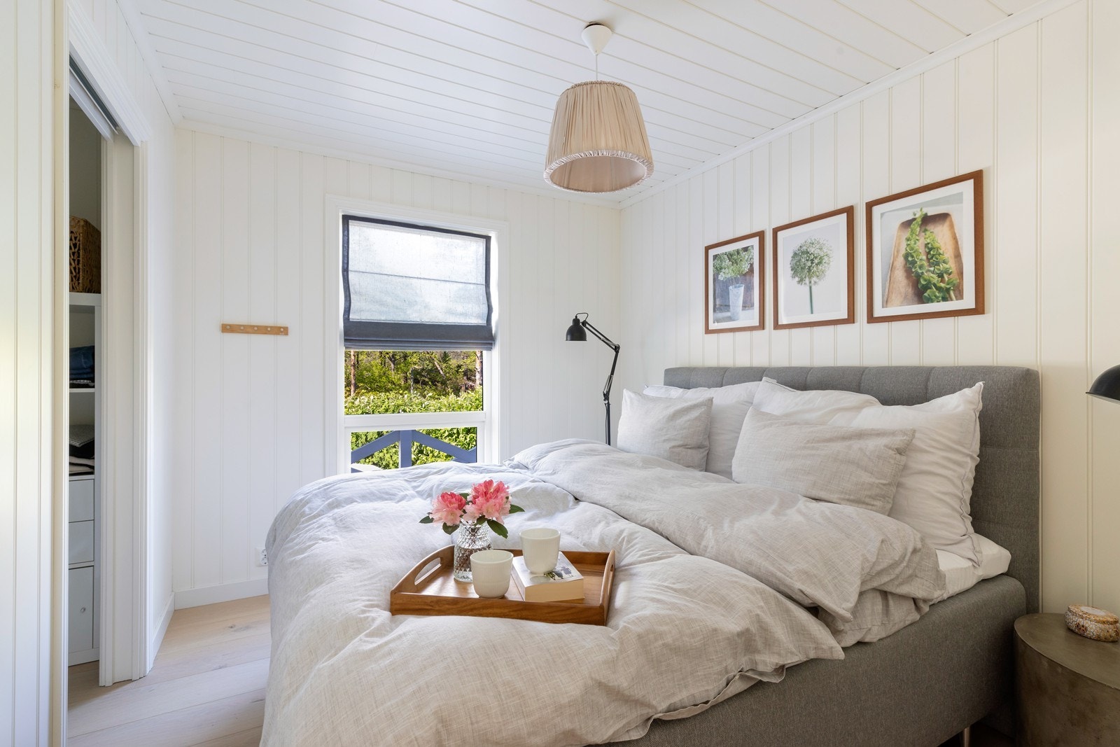 Hovedsoverom med inngang til walk in garderobe. Utsikt til sjø og strand fra soverommet. Galleribilde