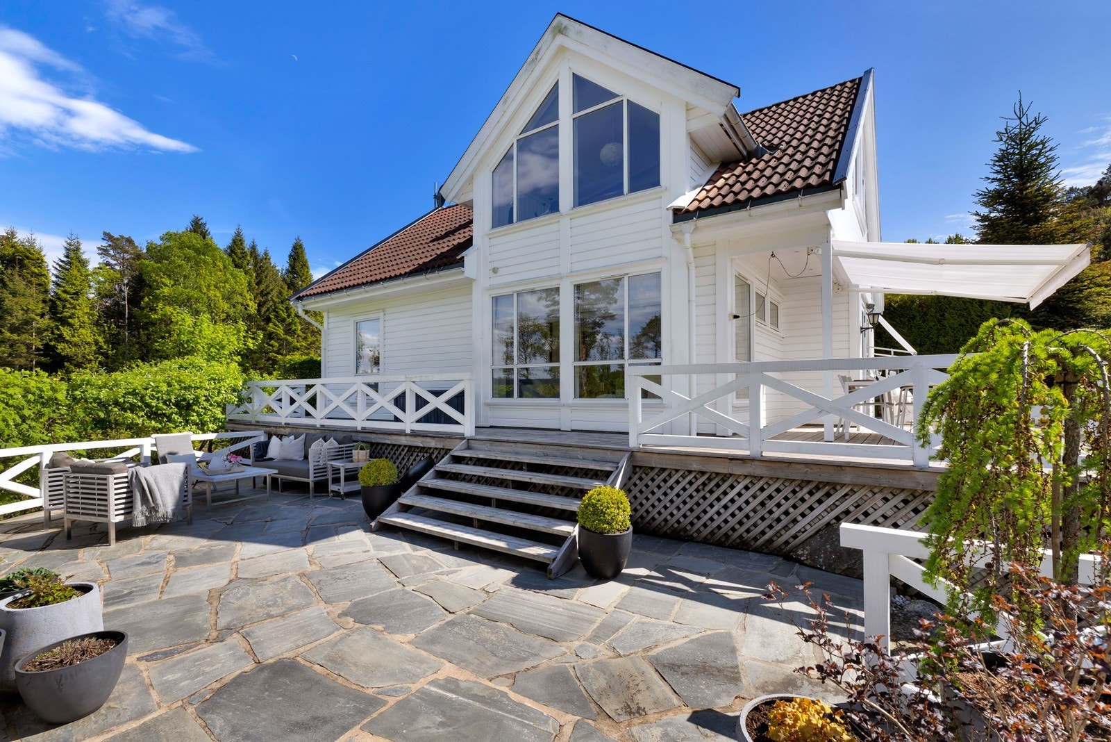 Flere solrike uteplasser rundt hele hytten. Galleribilde