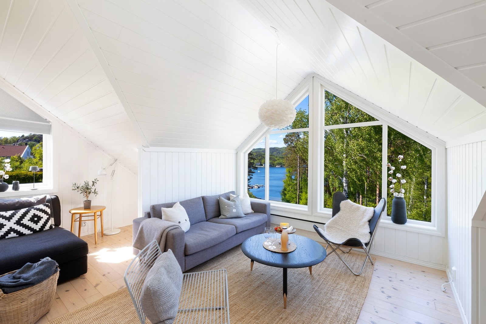 Lekker loftstue med store vindusflater som gir mye naturlig lys inn i stuen. Galleribilde