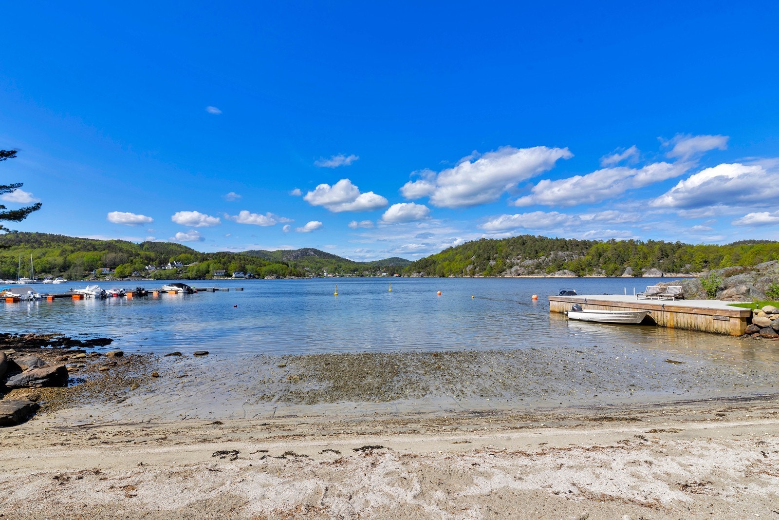 Bade- flytebrygge legges ut hver sommer (foto tatt ved lavvann). Galleribilde