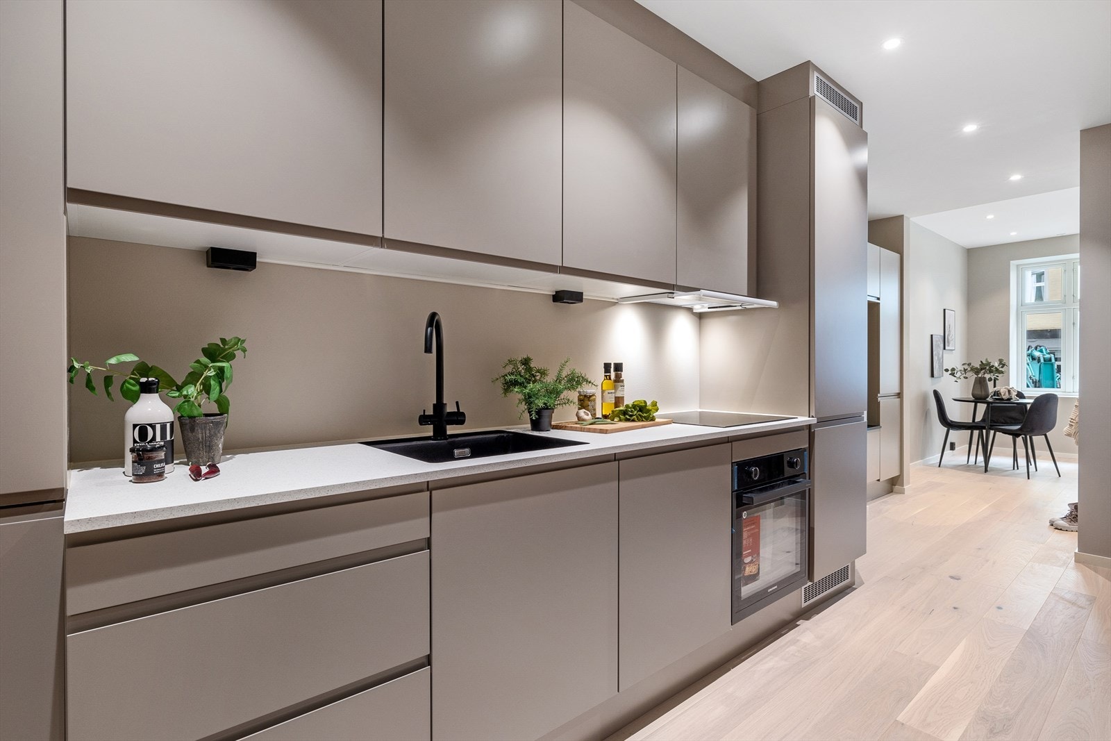 Kjøkkenet er en naturlig del av oppholdsrommet og kombinerer funksjonalitet med moderne design på en elegant måte. Galleribilde