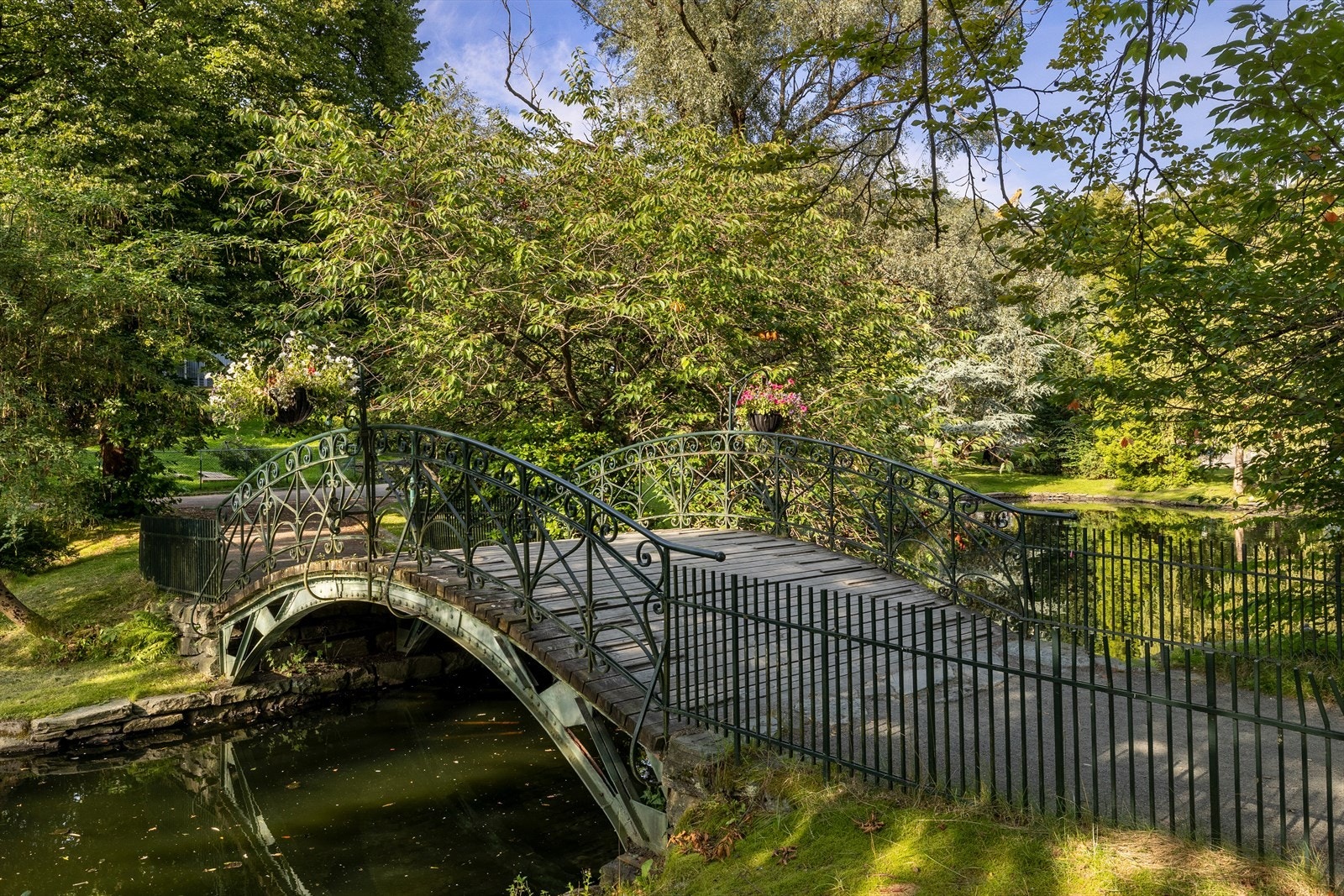 Nygårdsparken er byens største park og et populært rekreasjonsområde året rundt. Her finner du vakre grøntområder, hyggelige turstier og gode muligheter for både avslapning og aktivitet. Galleribilde