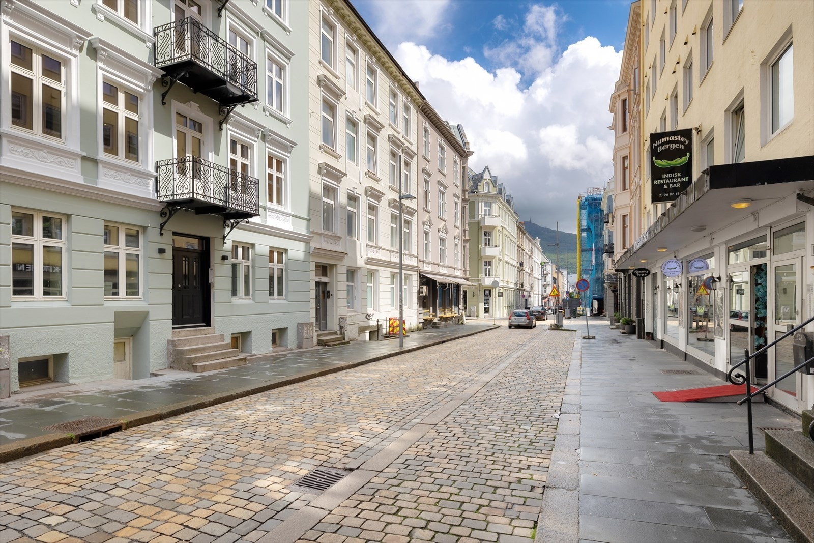 Her bor du i en bygård som er omfattende oppgradert med nytt tak, nye vinduer, ny fasade, nytt elektrisk anlegg, nytt vann- og avløpssystem samt moderne ventilasjonsløsninger. Galleribilde