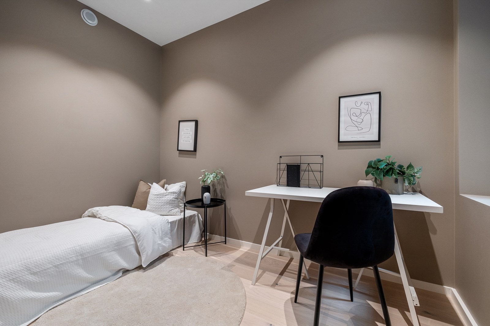 Leilighetens andre soverom måler til 6,4m². Galleribilde