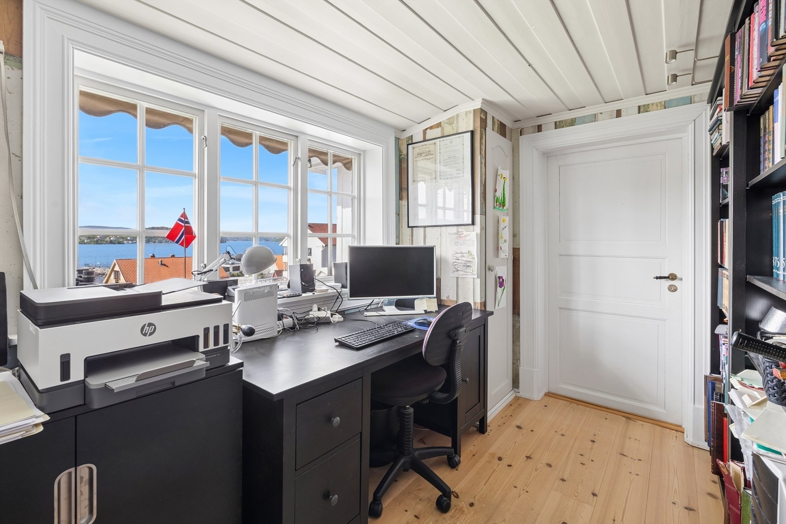 Et av rommene er i dag innredet som kontor, med plass til en romslig arbeidsstasjon. Galleribilde
