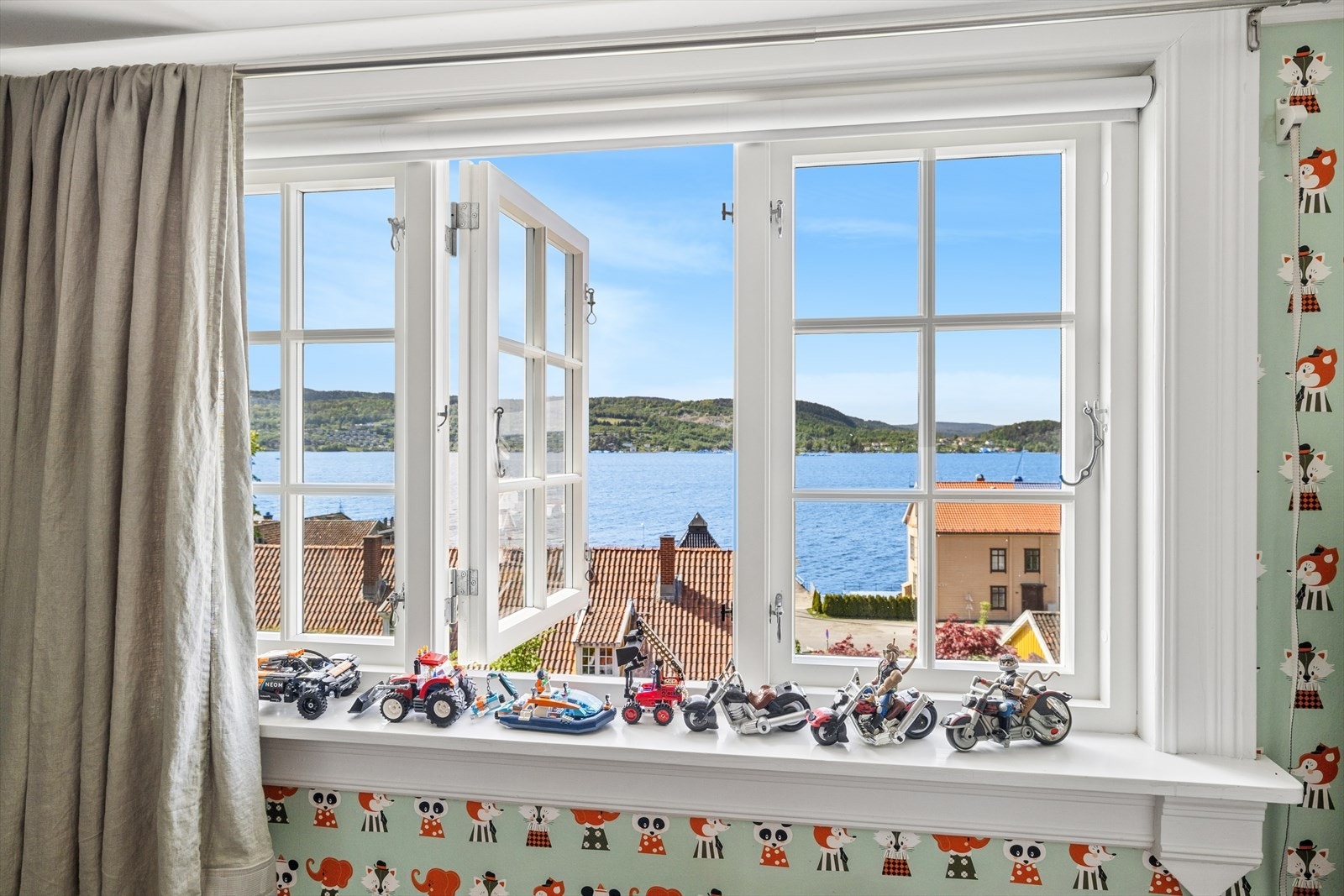Flere av rommene i boligen har en flott utsikt over fjorden og den sjarmerende bebyggelsen i Drøbak. Galleribilde