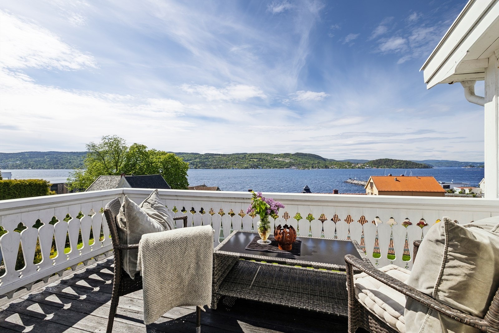 Fra stuen i andre etasje er det utgang til en vestvendt takterrasse på ca. 8 m². Galleribilde