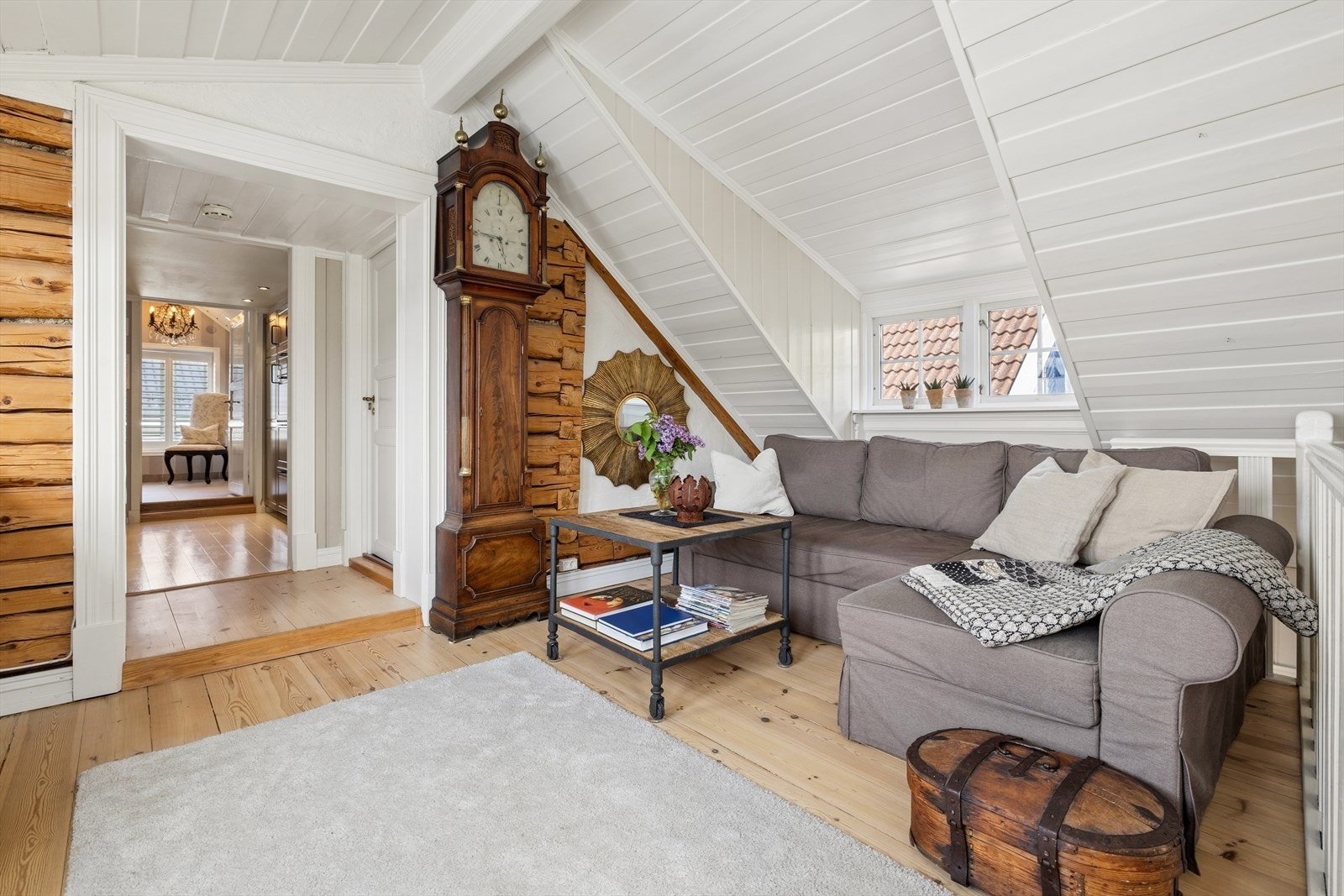 I andre etasje er det en egen stue med synlige tømmerdetaljer og plass til en sofagruppe. Galleribilde
