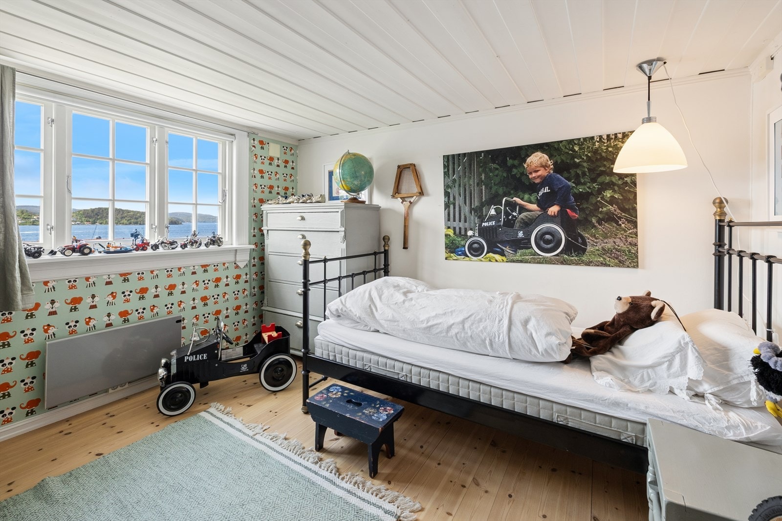 Et av soverommene i andre etasje, med originale furugulv som ble slipt og lakkert i 2011. Galleribilde
