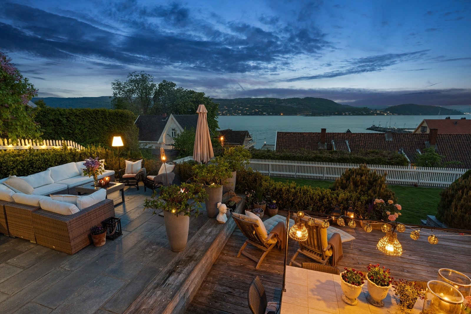 Kveldsstemning på terrassen med utsikt over lysene fra Drøbak og Oslofjorden. Galleribilde