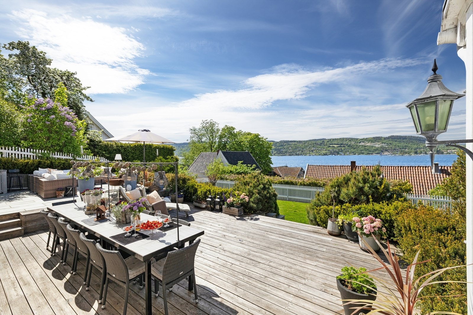 Terrassen har god plass til både en stor spisegruppe og en romslig loungeavdeling. Galleribilde