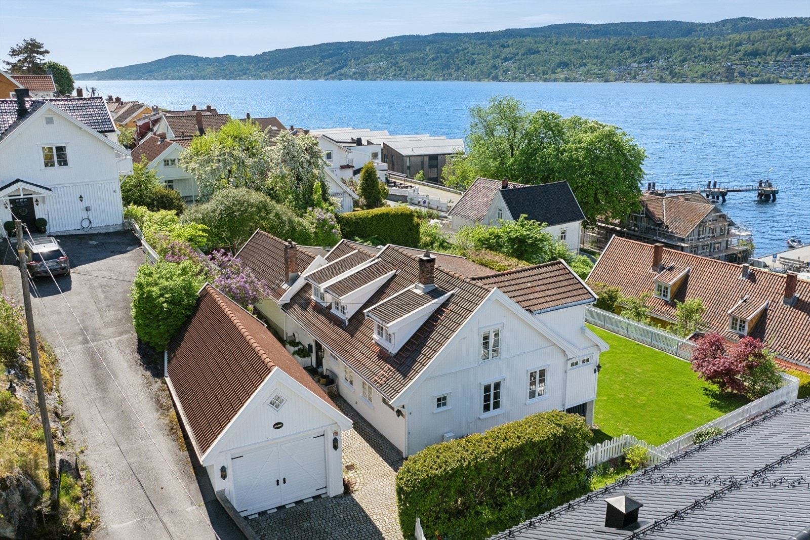 Boligen ligger i et etablert og attraktivt boligområde med nærhet til sjøen. Galleribilde