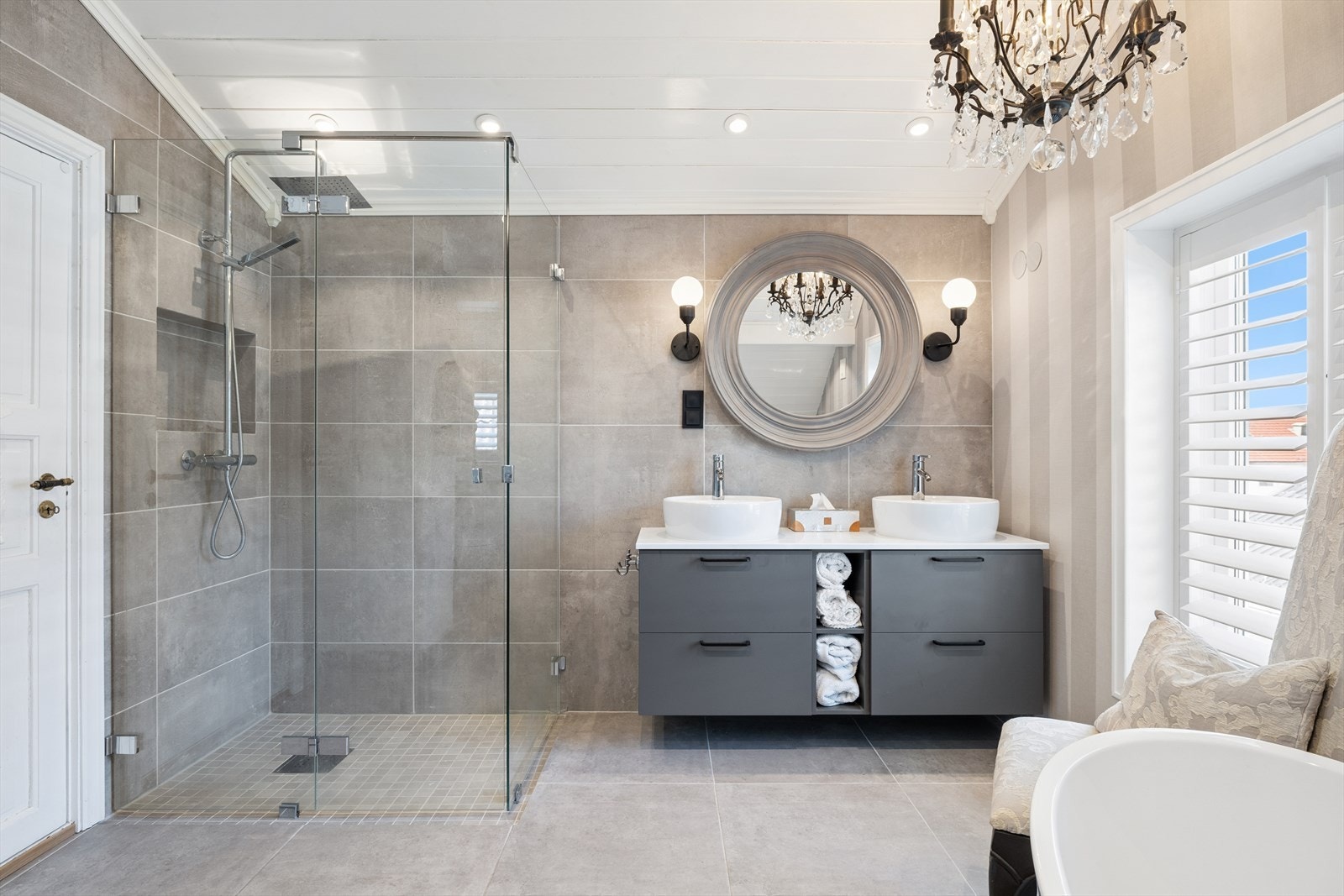 Badet i andre etasje ble nybygget i 2022. Her er det store fliser, mosaikk i dusjsonen og elektrisk gulvvarme. Galleribilde