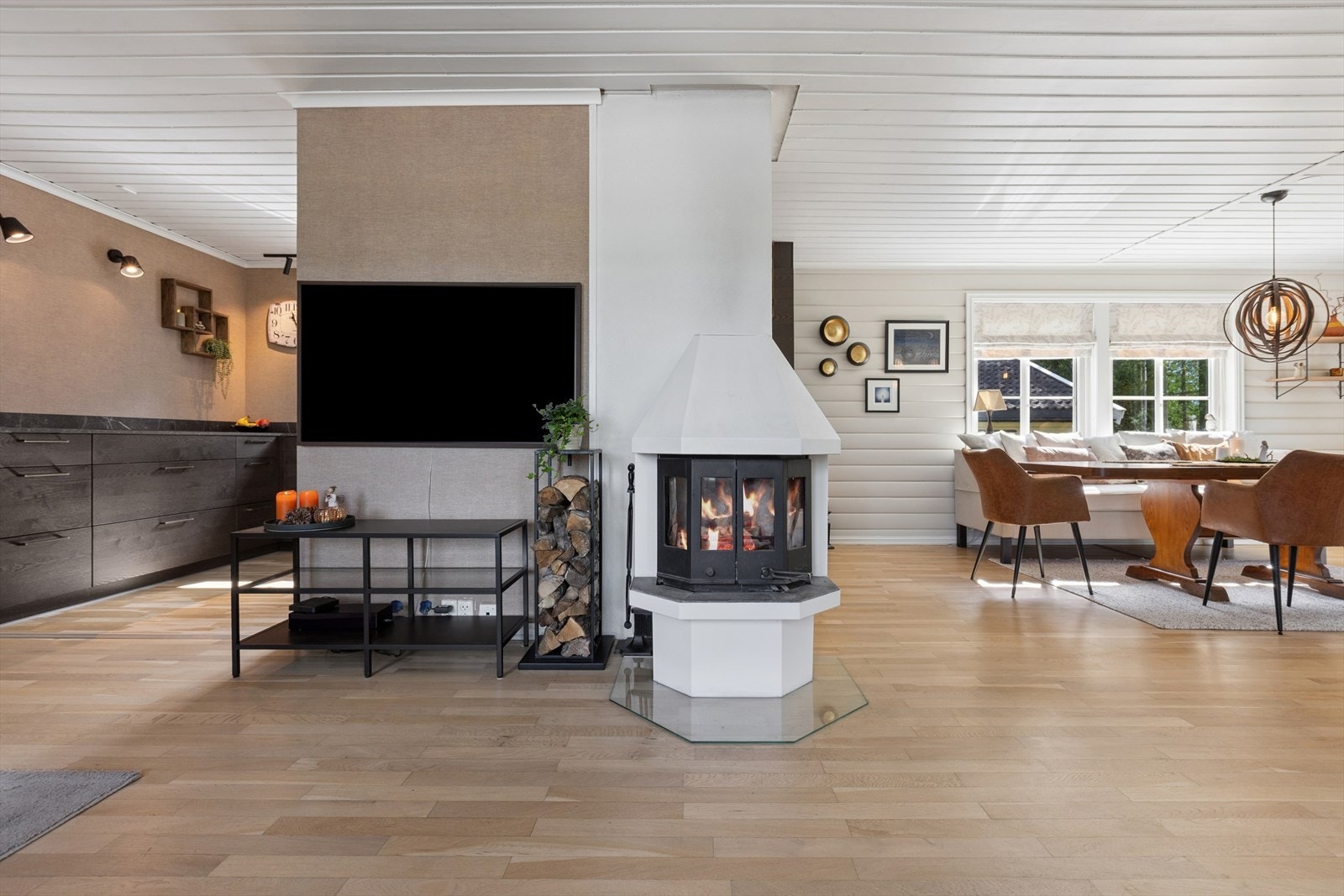 Peis med innsats gir en lun stemning i stuen. Galleribilde