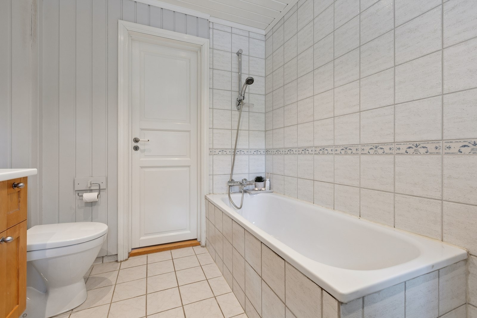 Badet i første etasje er utstyrt med badekar og gulvstående toalett. Galleribilde