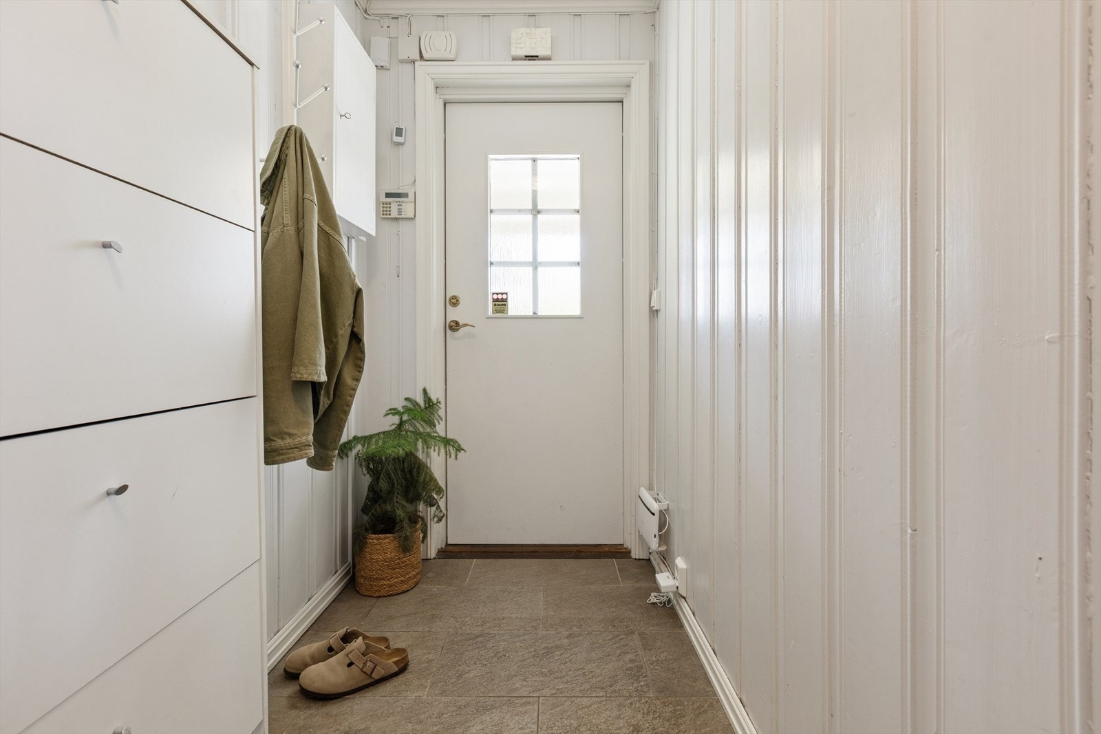 Entréen har god plass til oppbevaring av yttertøy og sko. Sikringsskapet er plassert her. Galleribilde