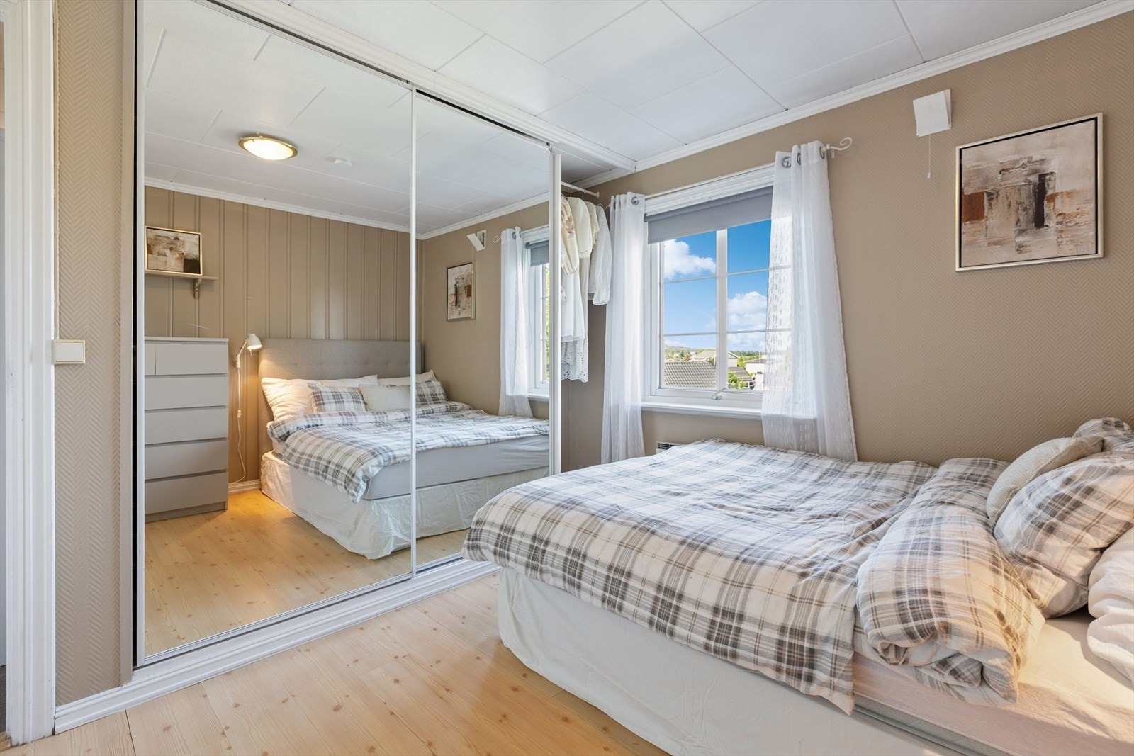 Hovedsoverommet har en stor skyvedørsgarderobe med speilfronter. Galleribilde
