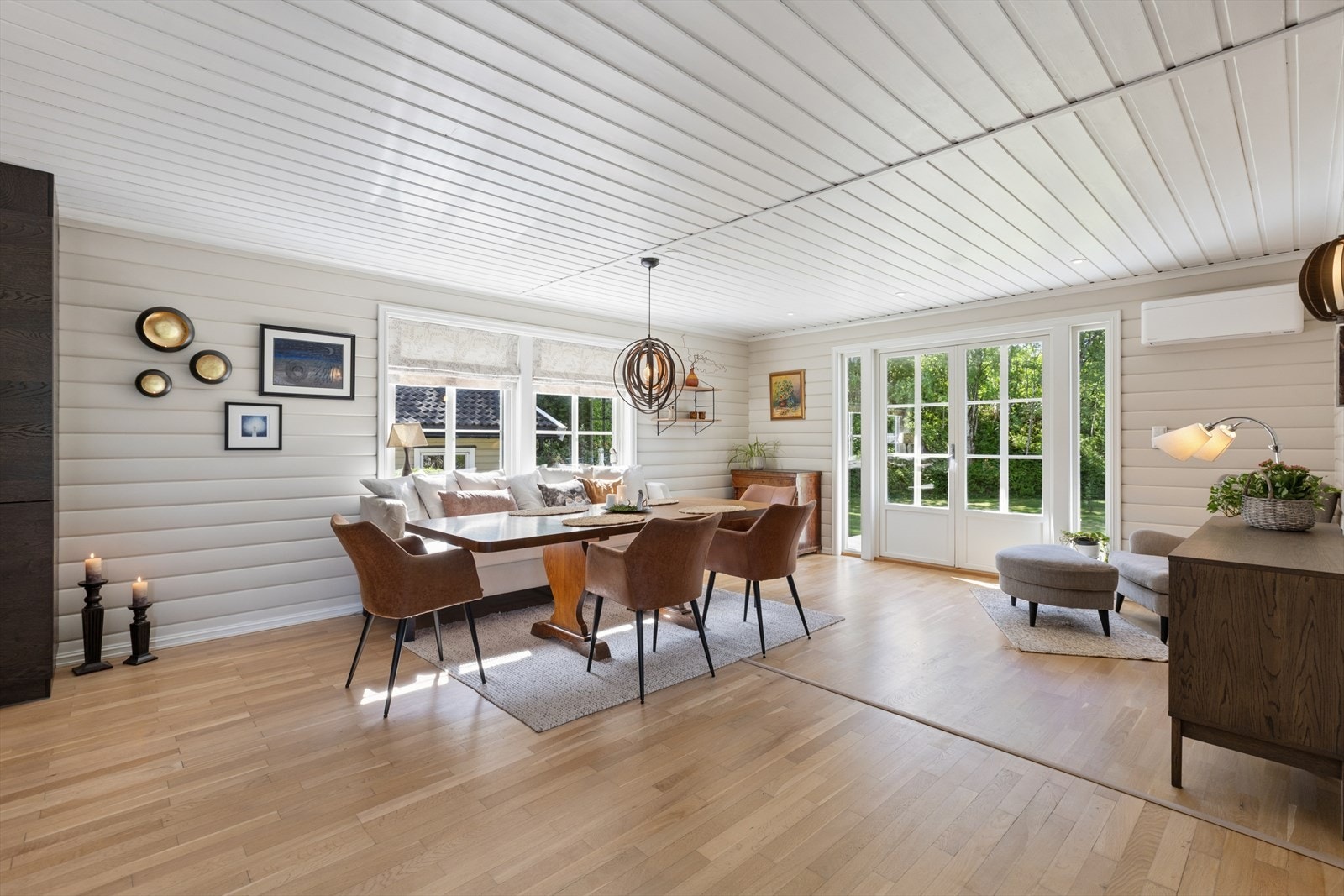 Spisestuen har god plass til langbord hvor hele familien kan samles. Herfra er det utgang til den fine hagen. Galleribilde