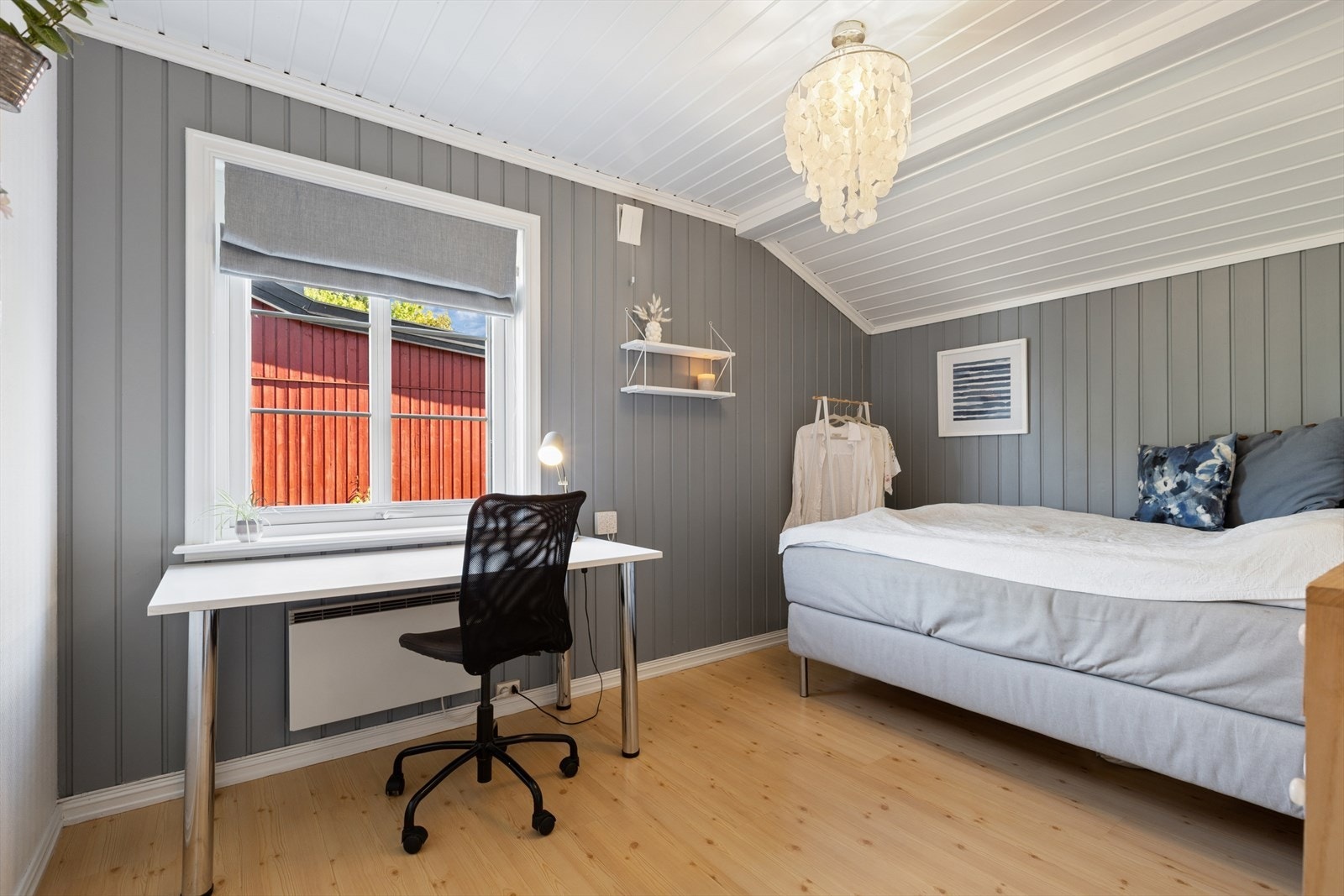 Boligens andre soverom har god plass til seng og skrivebord. Galleribilde