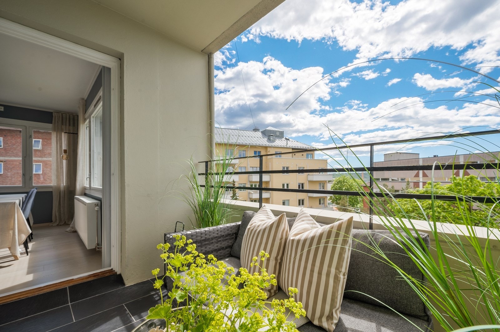 På balkongen har du god plass til å innrede med utemøbler etter eget ønske og behov. Galleribilde