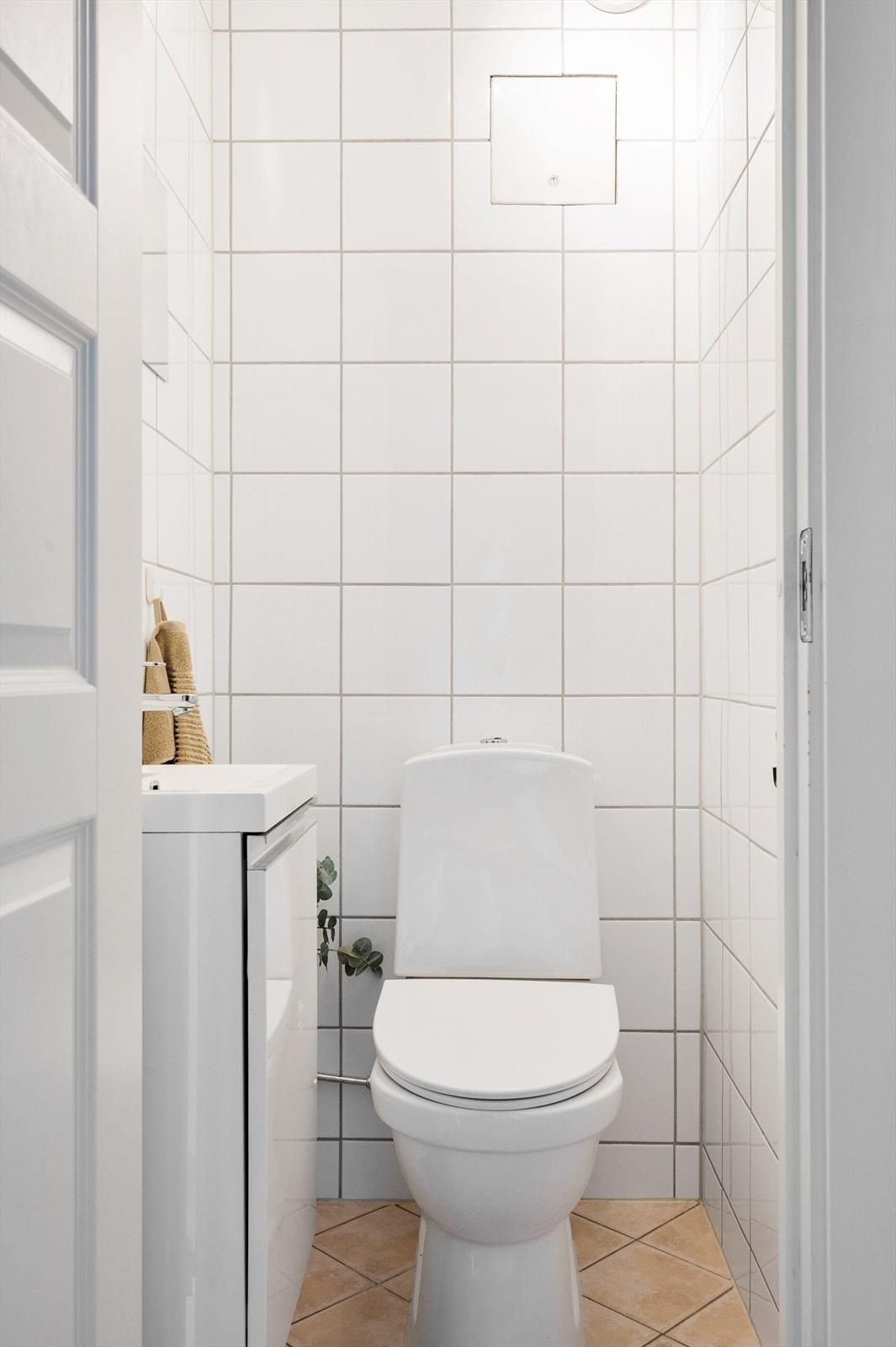Praktisk separat toalett med klosett og servant med underskap og speil. Galleribilde