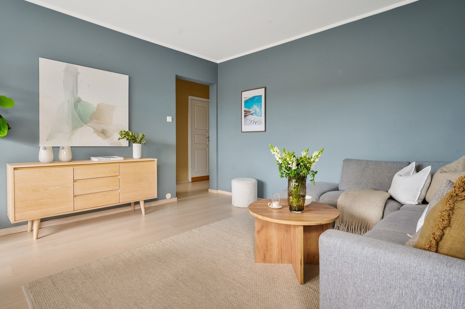 Stor og trivelig stue med god plass til å innrede med sofagruppe og tilhørende TV-møblement. Galleribilde