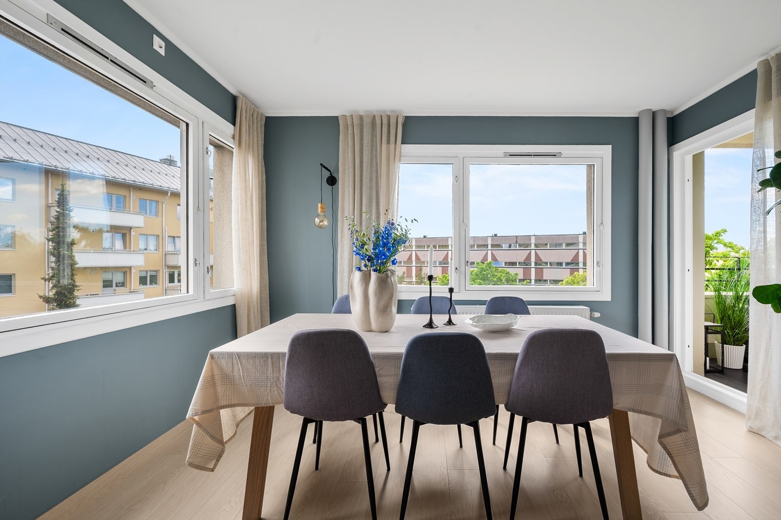 Her får du plass til et stort spisebord med plass til både venner og familie. Galleribilde