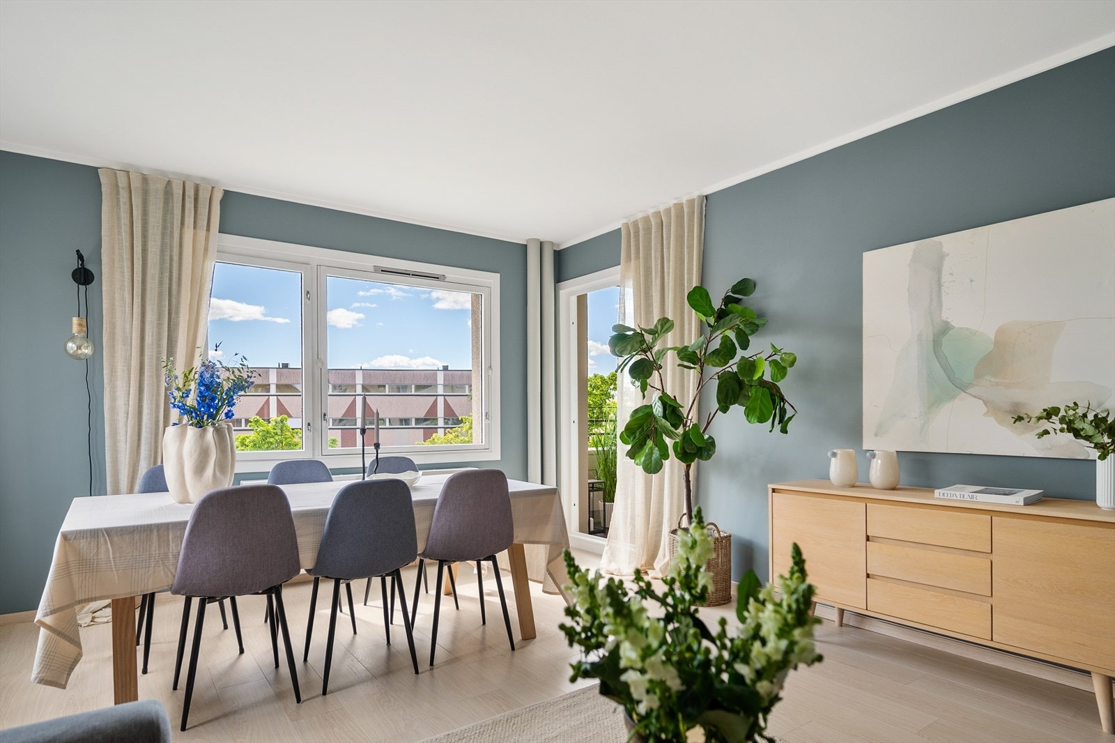 Spisestuen ligger i tilknytning til stuen og skaper et sosialt oppholdsrom. Galleribilde