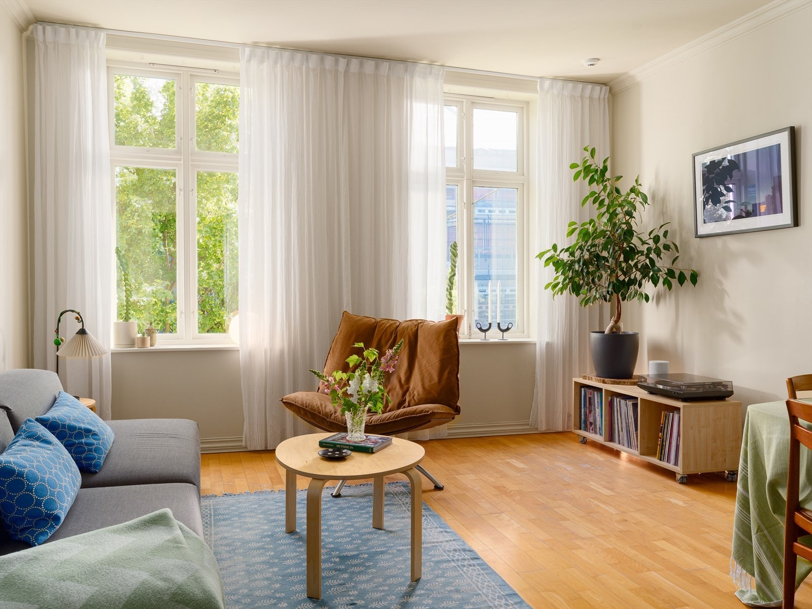 Leiligheten har en gjennomgående og innholdsrik planløsning med mange verdsatte kvaliteter. Galleribilde