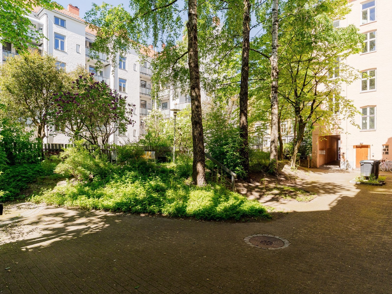 Leiligheten har en sentral og populær beliggenhet på Tøyen med kort gåavstand til Botanisk hage, diverse dagligvarebutikker, restauranter og kaféer, samt kollektivtilbud. Galleribilde