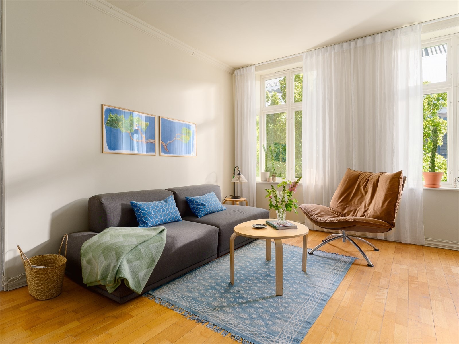 I stuen er det god plass til å møblere med sofa, sofabord og tilhørende møblement. Mulighetene er mange og valget er ditt! Galleribilde
