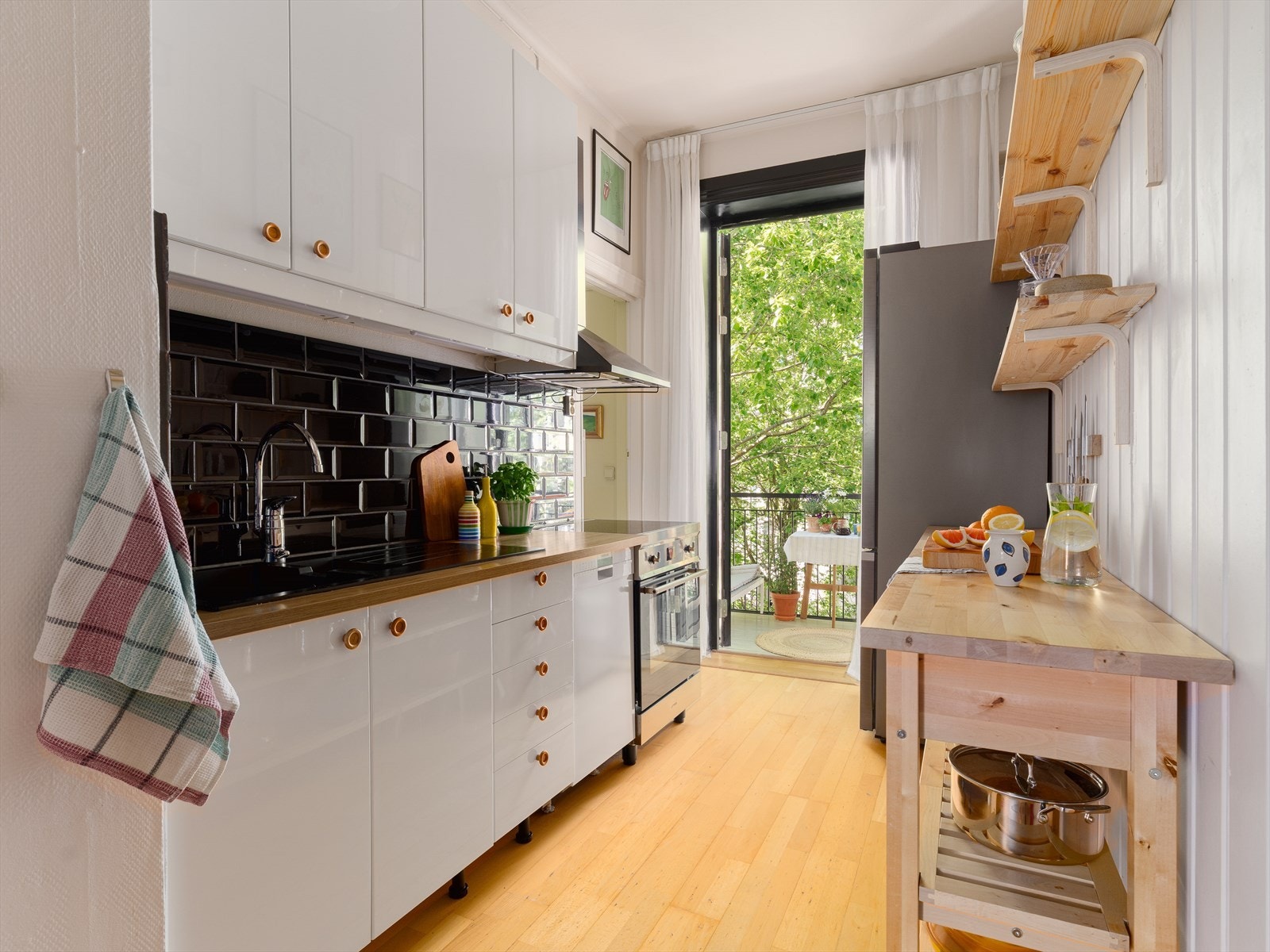 Stilrent kjøkken fra IKEA med høyglansfolierte fronter, laminat benkeplate med nedfelt kum i kompositt og ventilator med kullfilter. Kjøkkeninnredningen er i følge tidligere salgsoppgave fra 2015. Galleribilde