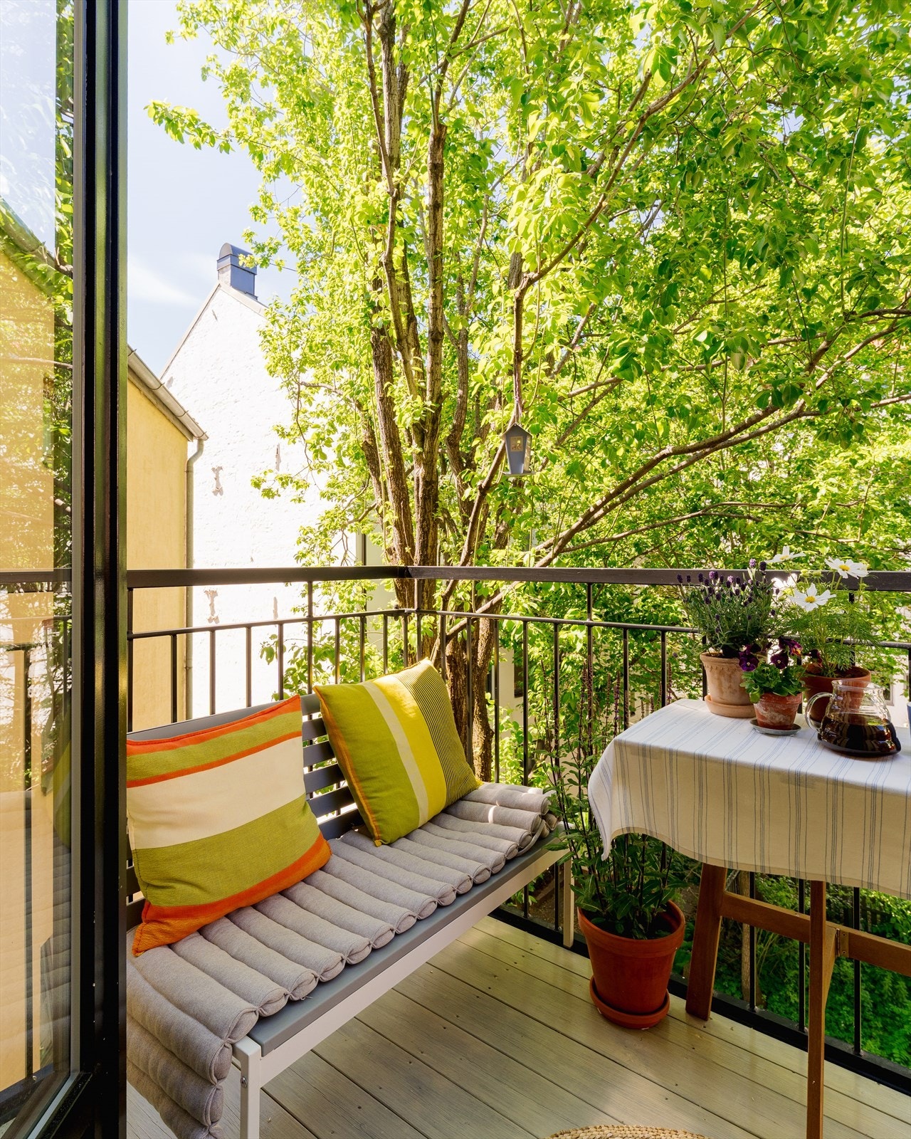 Balkongen har gode solforhold med sol fra ca. 16 - 20 på sommerstid. Galleribilde