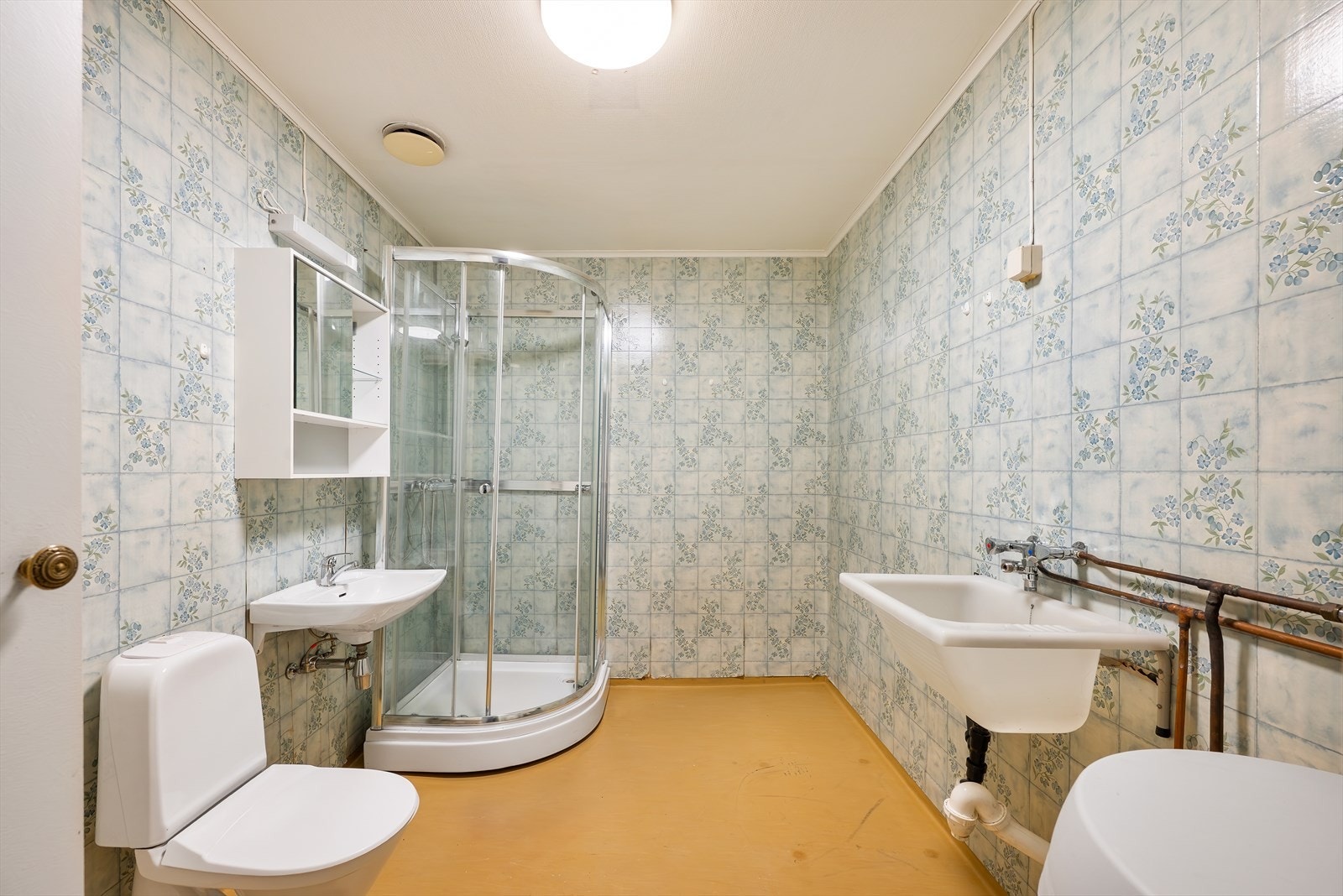 Badet er av eldre dato og bør renoveres Galleribilde