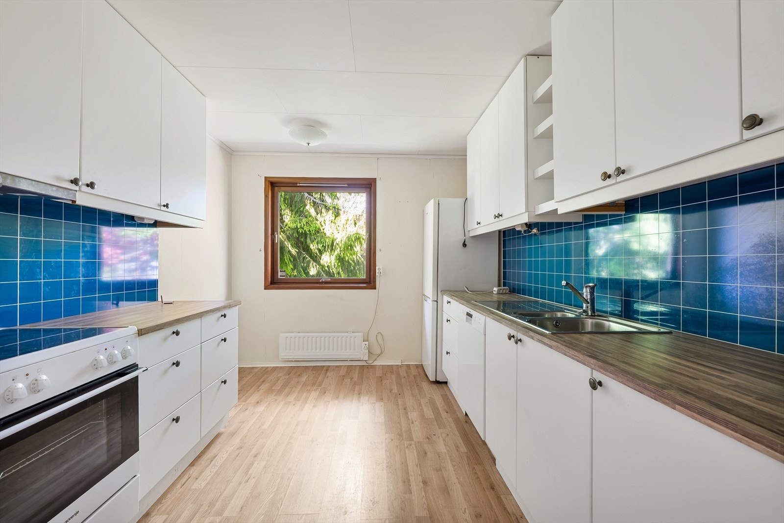 Det er også plass til et lite frokostbord foran vinduet på kjøkkenet Galleribilde