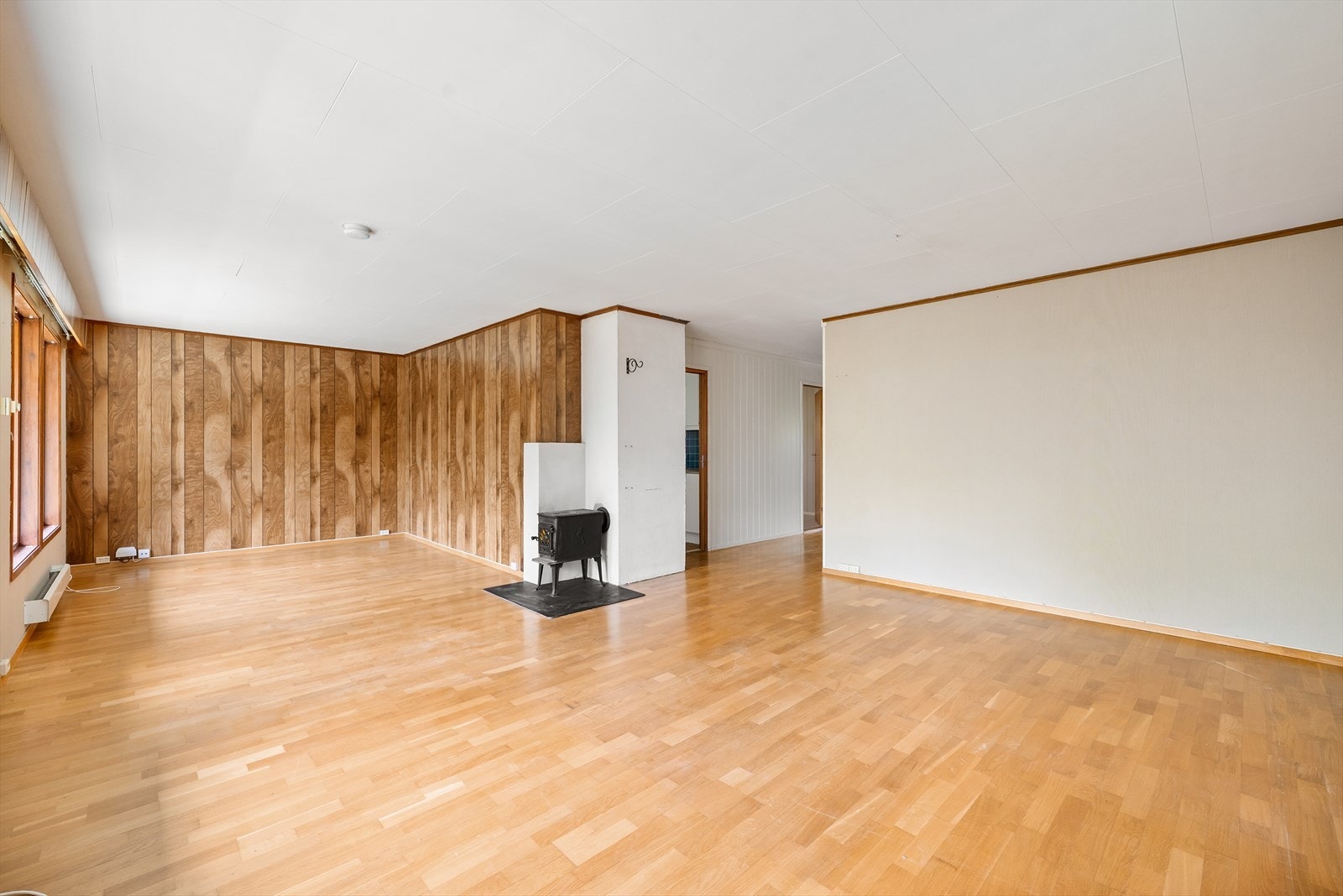 Her er det god plass til både spisestue og sofagruppe Galleribilde