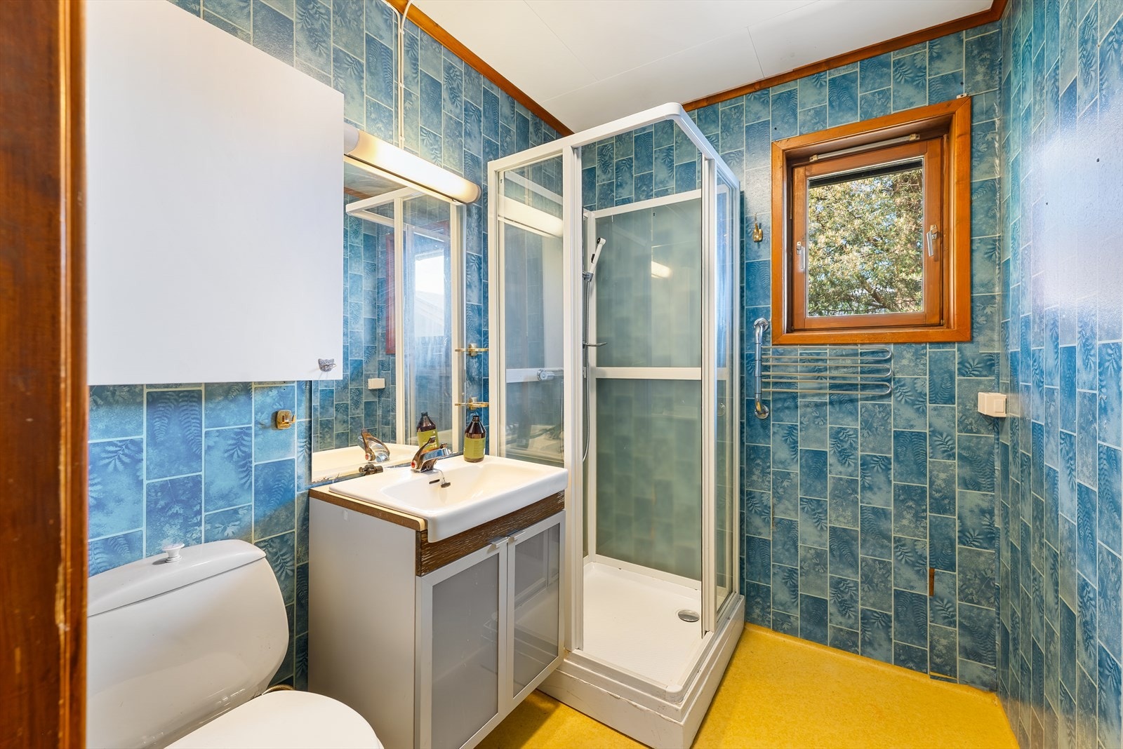Badet er av eldre dato og bør renoveres Galleribilde