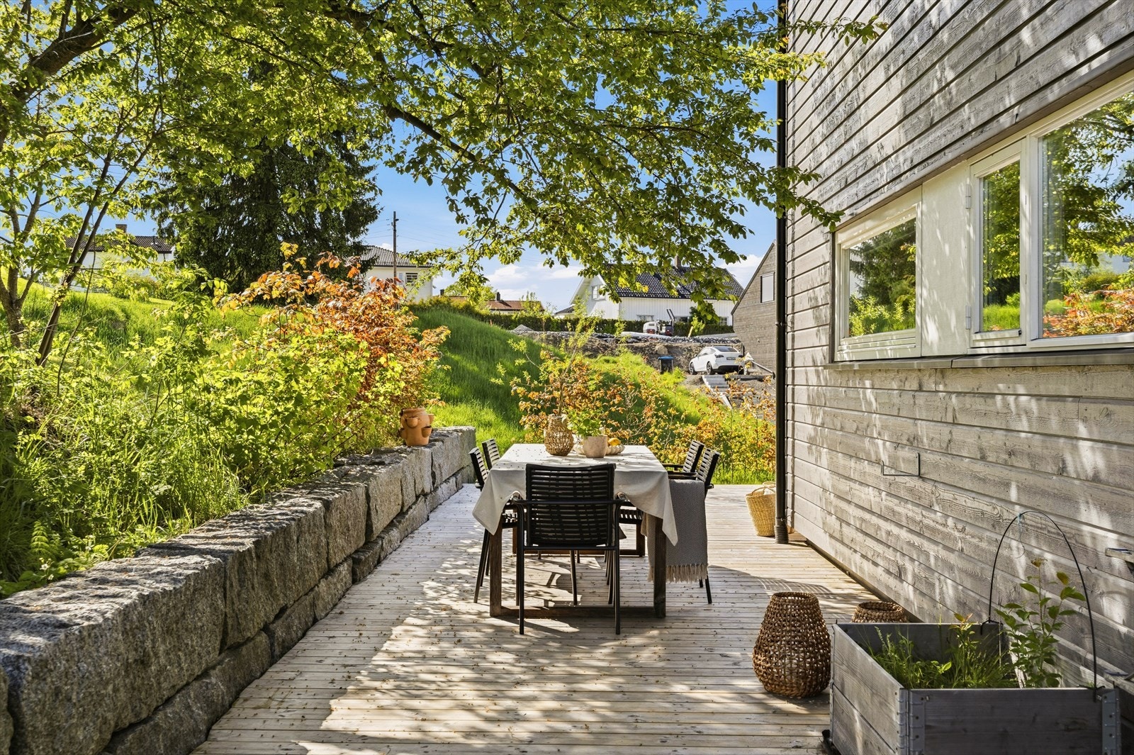 Sjarmerende uteplass med plass til sittegruppe og beplantning. Et hyggelig hjørne for kaffe i solen eller rolige ettermiddager. Galleribilde