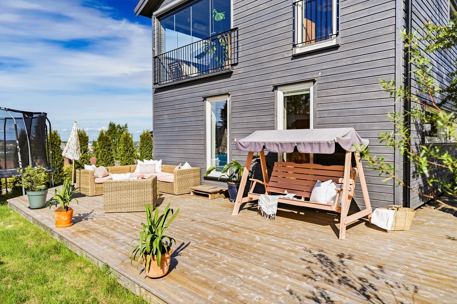 Solrik terrasse med god plass til sittegruppe og utemøbler. Her kan man nyte lune dager i hyggelige omgivelser. Galleribilde