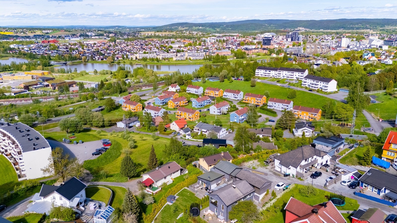 Områdebildet viser boligens sentrale og familievennlige beliggenhet. Her bor man i et etablert nabolag med kort vei til service, grøntområder og nærområdets fasiliteter. Galleribilde