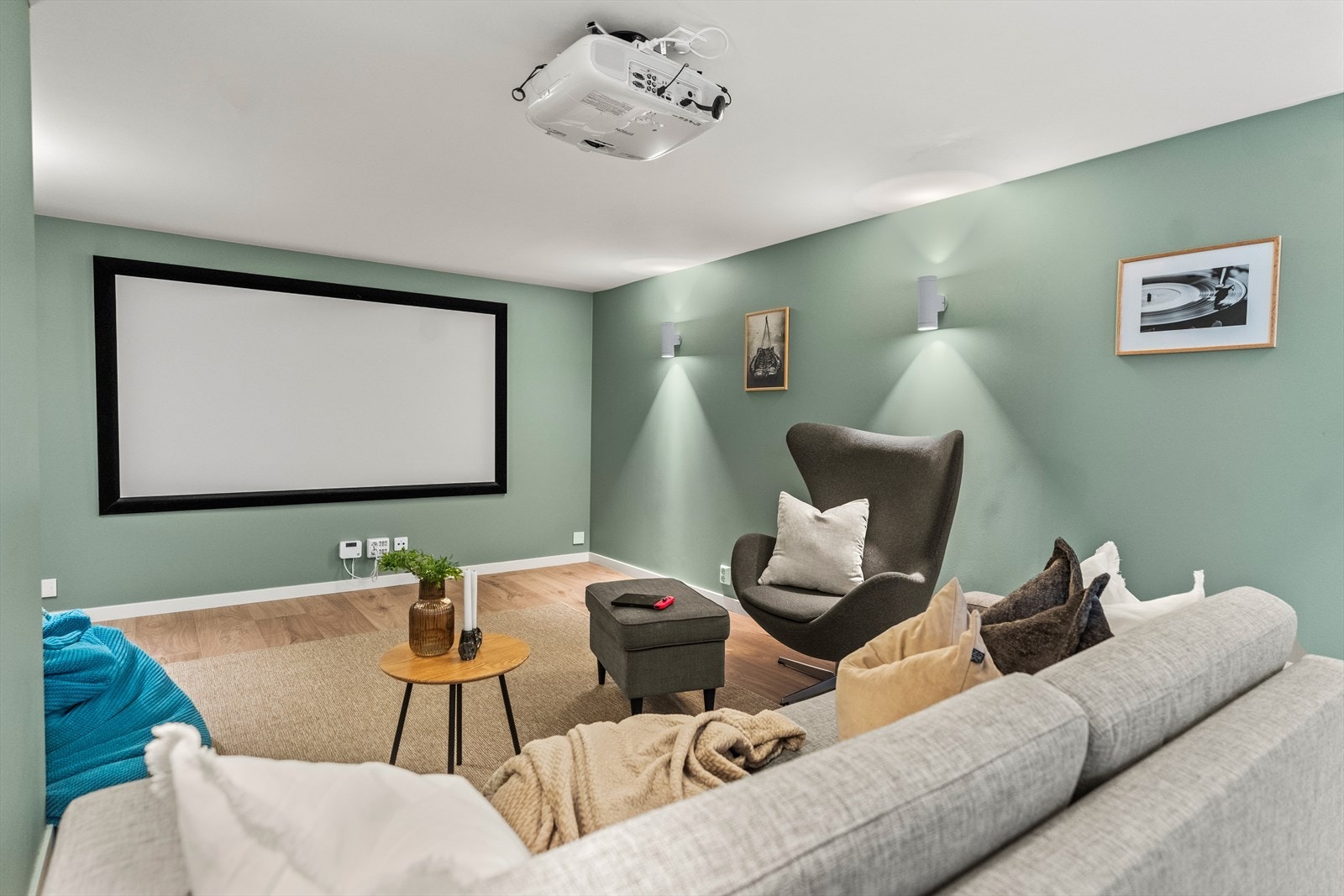 Mediarommet er en flott ekstra oppholdssone for familien. Rommet passer perfekt til filmkvelder, spill eller som avlastningsrom når barna har besøk. Galleribilde
