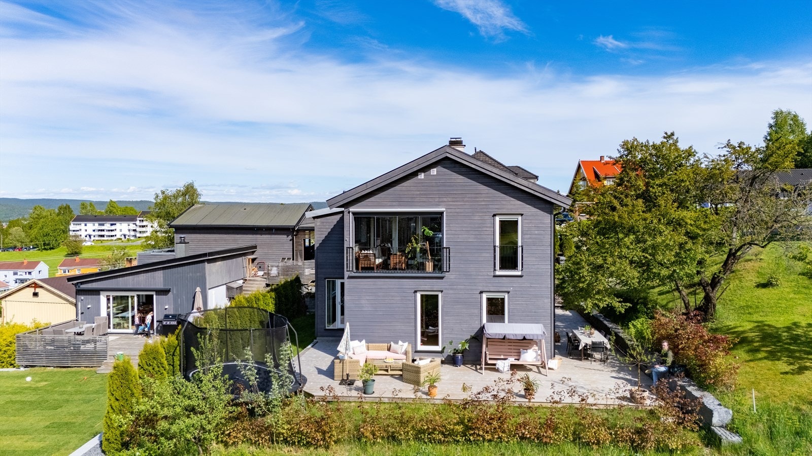 Fasaden fremstår moderne og velholdt med store vinduer og fine proporsjoner. Boligen ligger luftig til med gode solforhold. Galleribilde