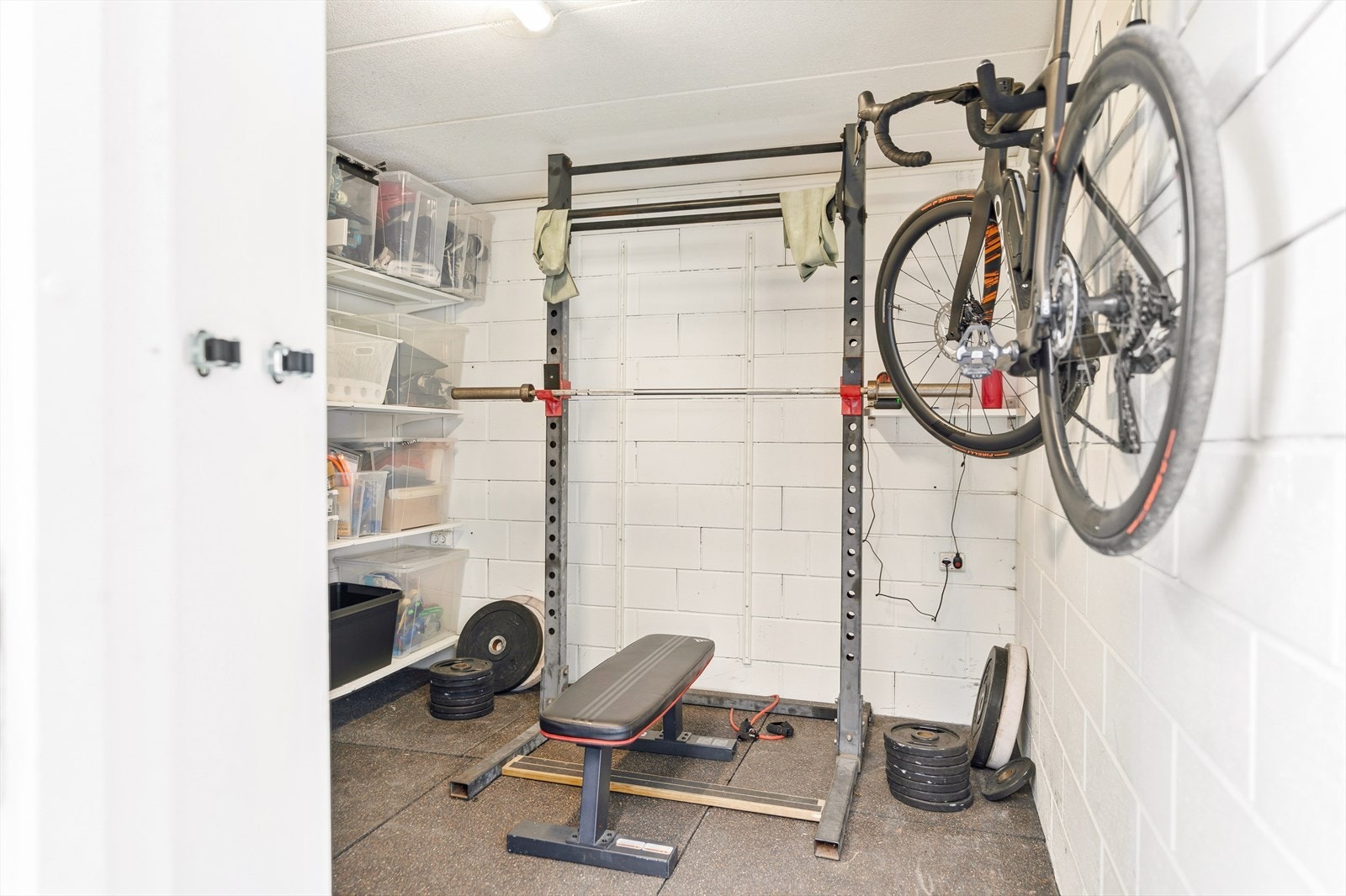 Praktisk bod-/lagringsrom med plass til sykler, sportsutstyr og sesongutstyr. Et nyttig tilleggsareal som gjør hverdagen enklere. Galleribilde