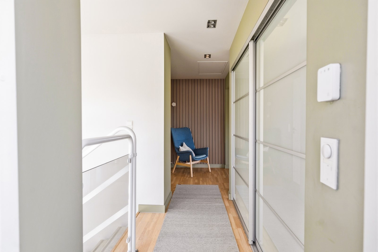Entré/gang med god plass og praktisk tilkomst til boligens rom. Her får man et lyst og ryddig førsteinntrykk. Galleribilde