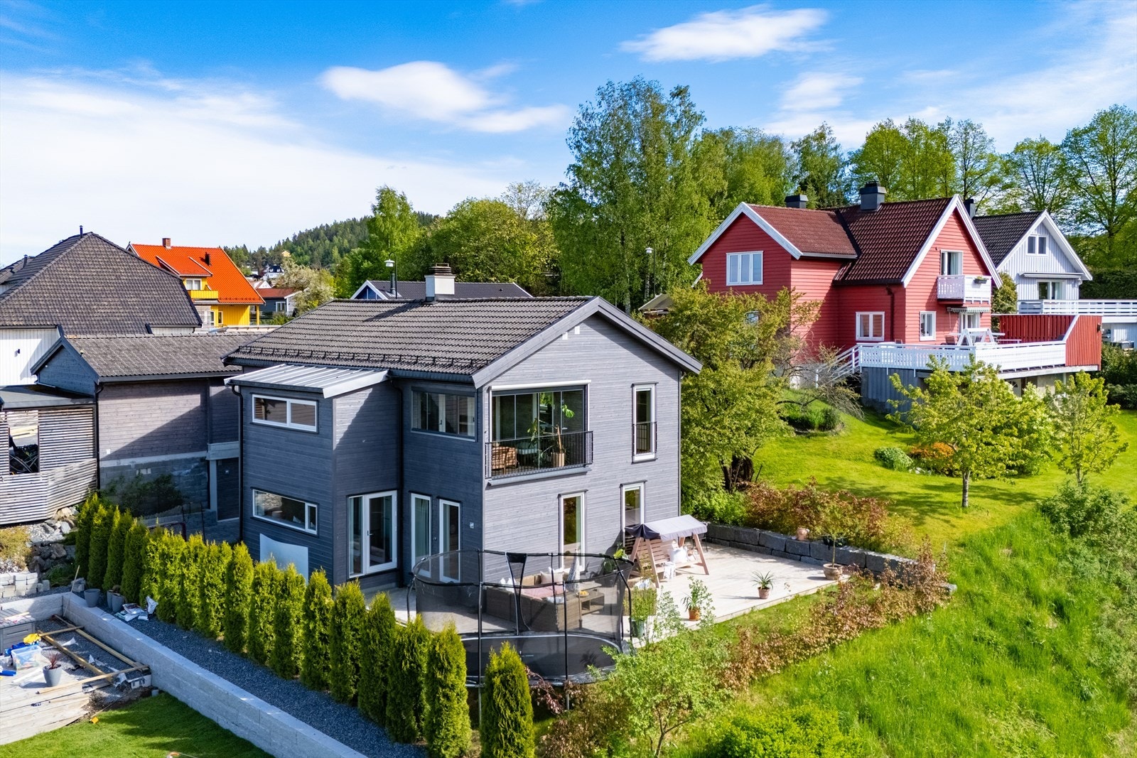 Velkommen til en flott og moderne enebolig med solrik beliggenhet og pent opparbeidet uteområde. Boligen fremstår innbydende med stilrene fasader, gode uteplasser og en luftig tomt. Foto: Stefan Borup Galleribilde