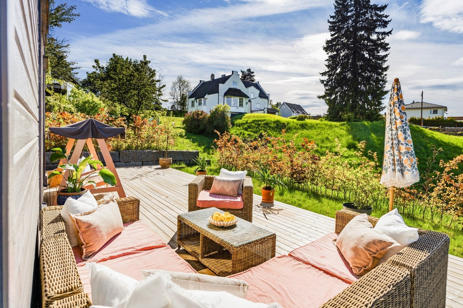 Terrassen har en lun og privat atmosfære med grønne omgivelser. Her er det rom for både rolige stunder og sosiale sammenkomster. Galleribilde