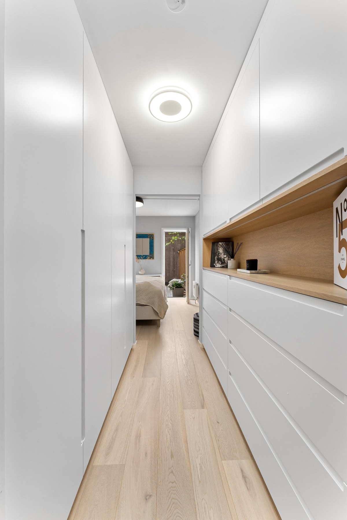 Plassbygget garderobeskap i walk-in-garderobe i adkomst til soverommet Galleribilde