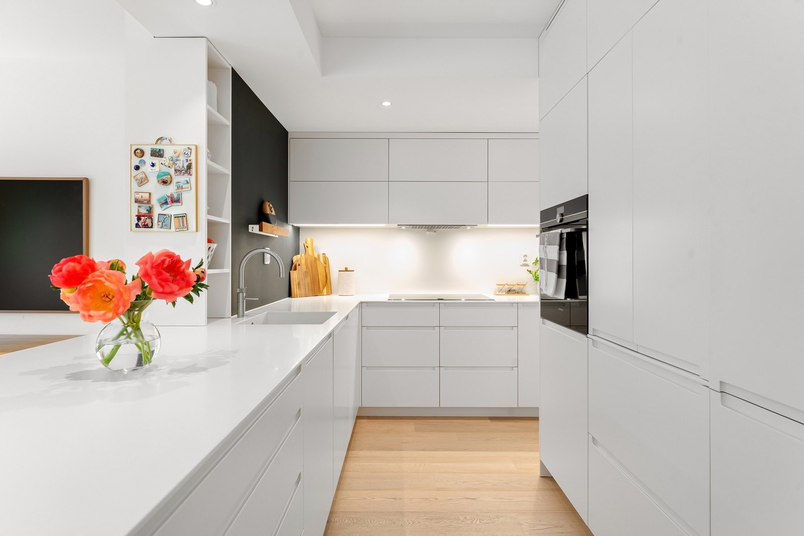 Moderne kjøkkeninnredning i åpen løsning fra stuen Galleribilde
