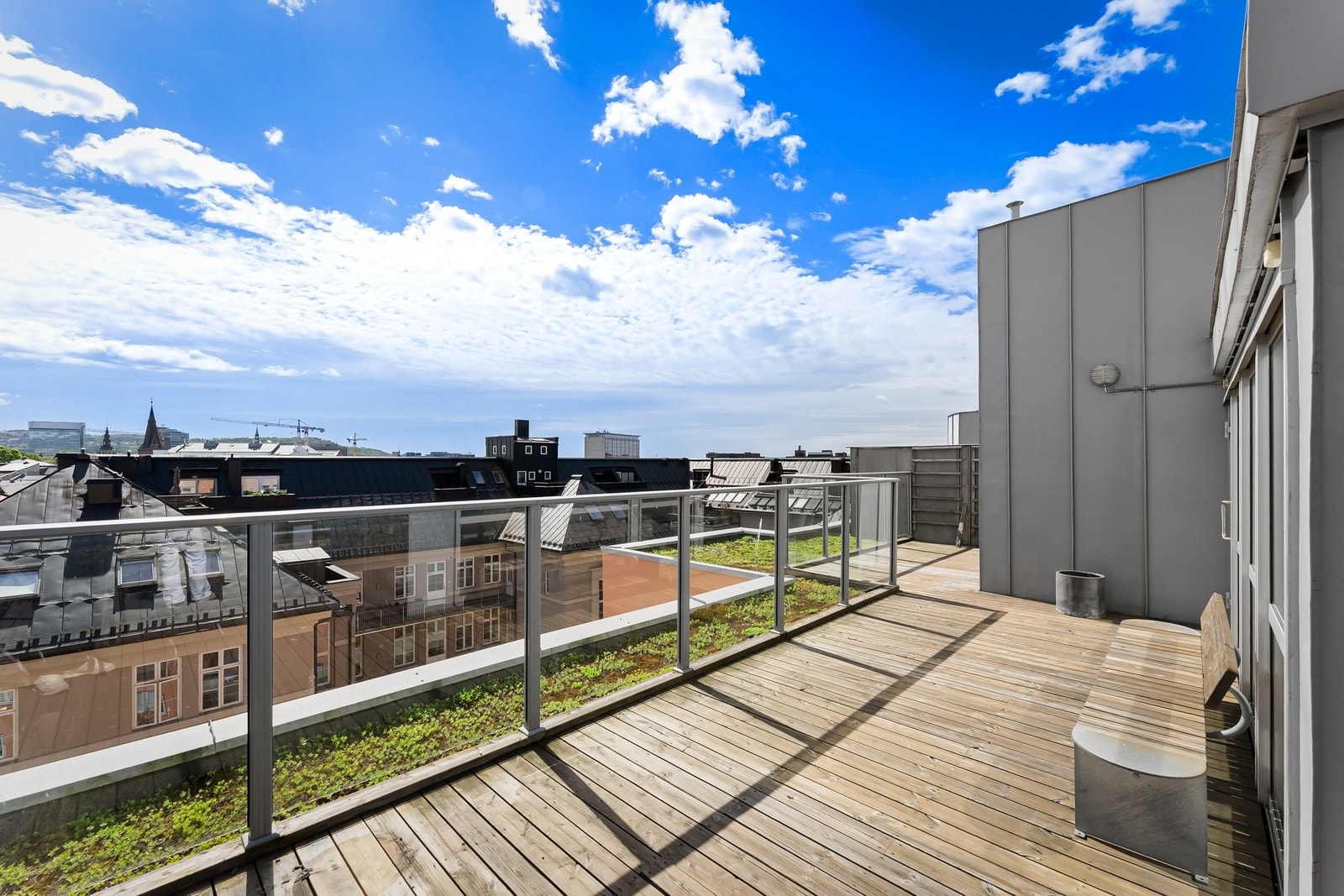 Solrik felles takterrasse med fantastiske sol- og utsiktsforhold kun en heistur fra leiligheten Galleribilde