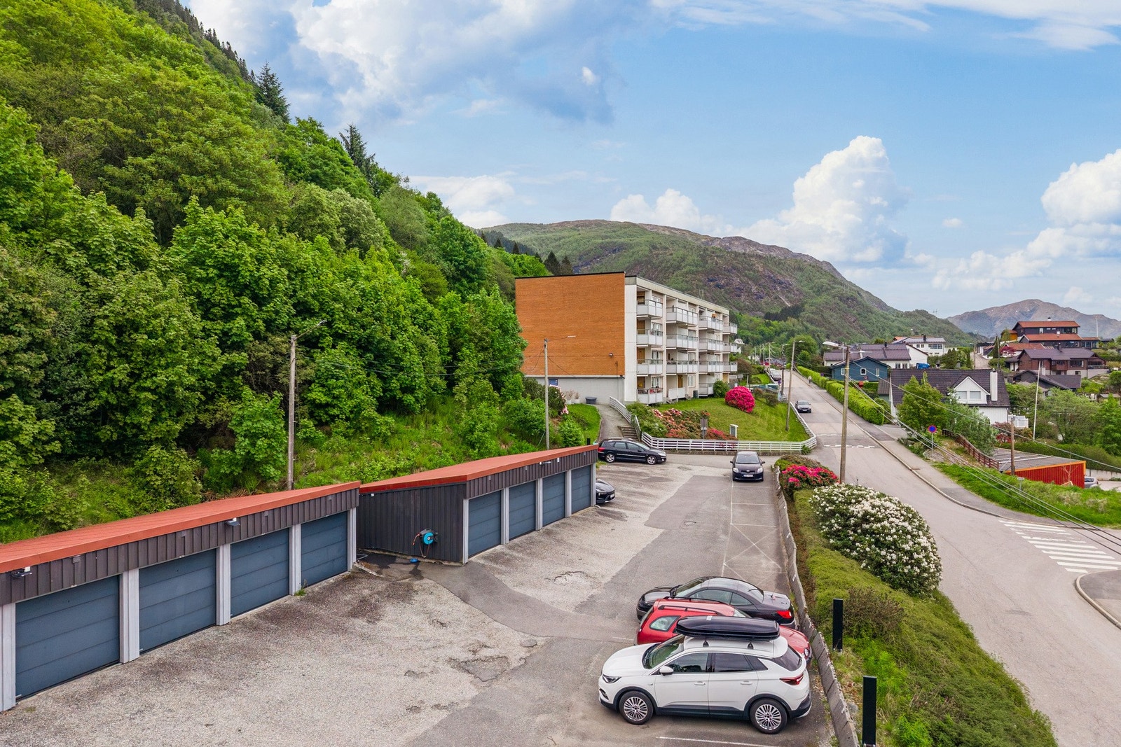 Det kan søkes styre om parkeringsplass og venteliste på garasjeplass. Galleribilde